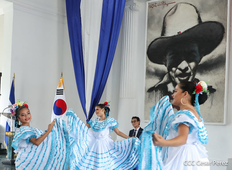 exposicion-fotografica-embajador-corea